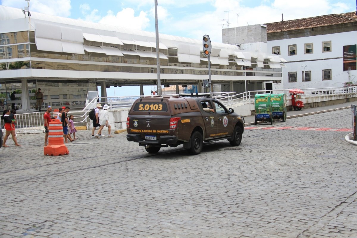 PM apreende adolescente e recupera dois veículos roubados em Salvador
