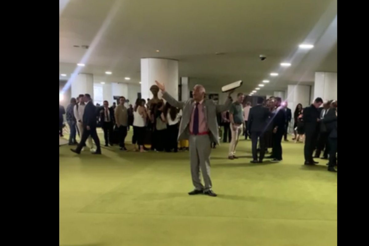 Vídeo: Deputado Pastor Sargento Isidório é flagrado cantando em frente à Câmara 