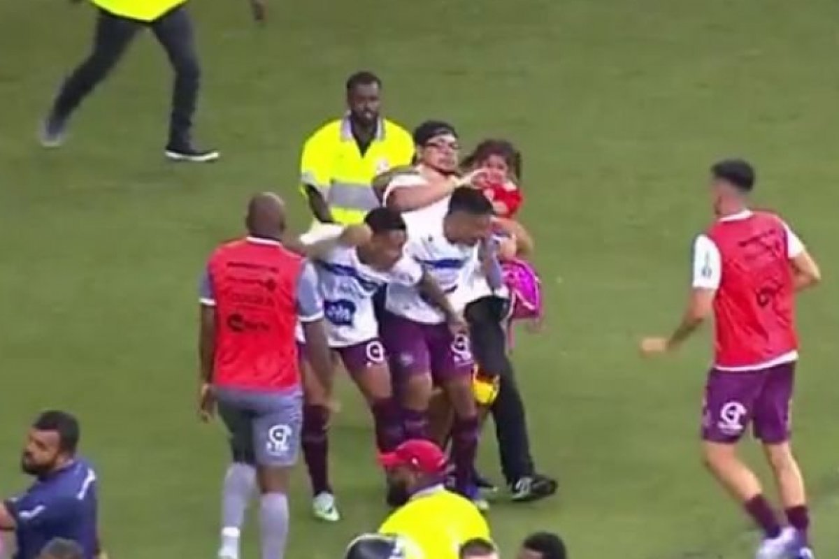 Justiça nega pedido do MP para que menina que estava no colo do pai durante agressões em estádio fosse para acolhimento institucional