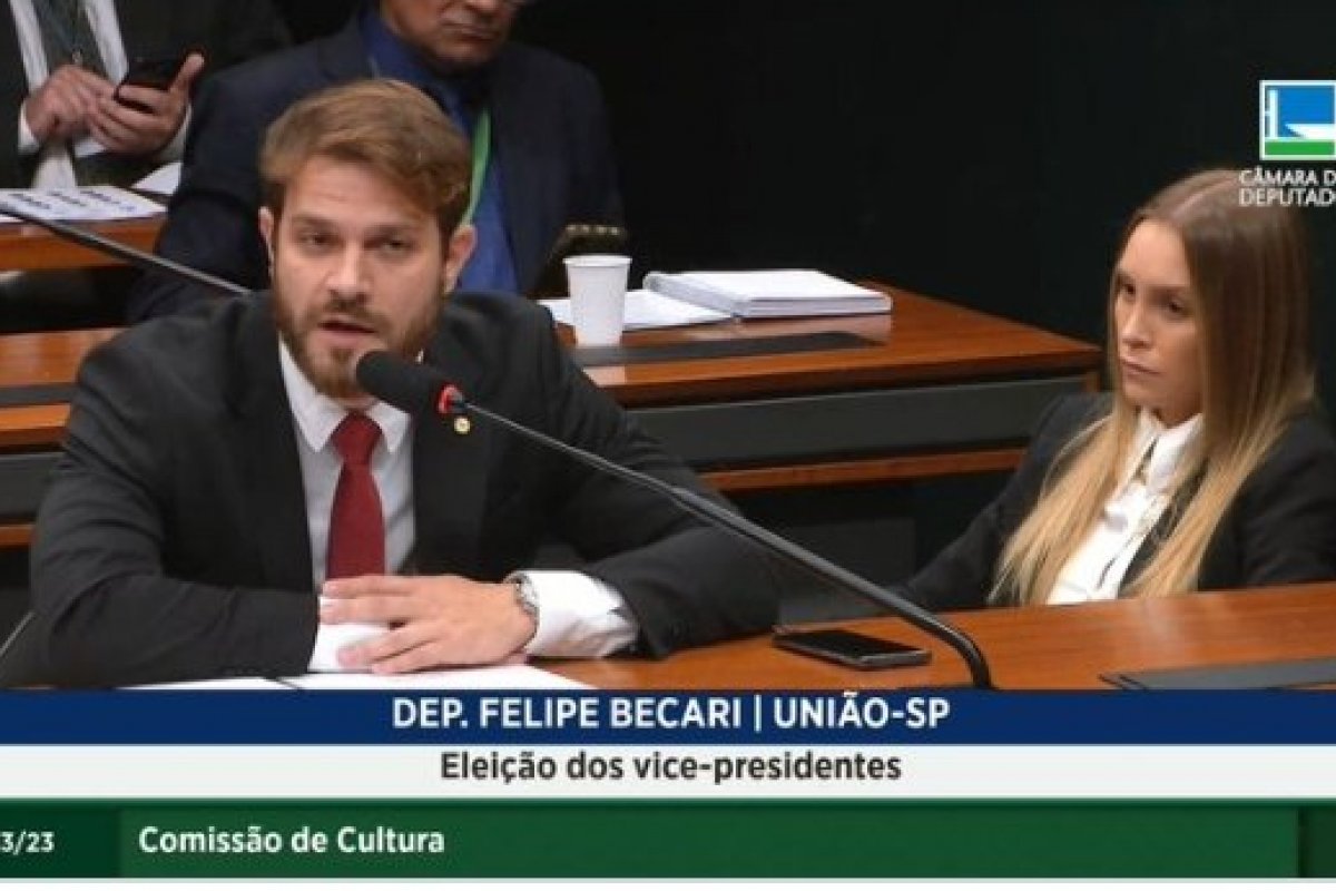 Atriz Carla Diaz acompanha noivo e deputado Felipe Becari durante reunião política na Câmara dos Deputados! 