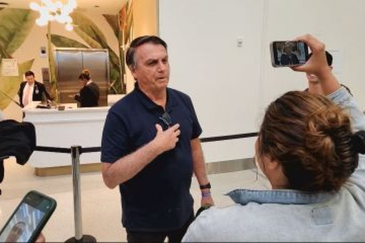 Antes de embarcar ao Brasil, Bolsonaro diz que vai se concentrar na CPMI do 8 de janeiro