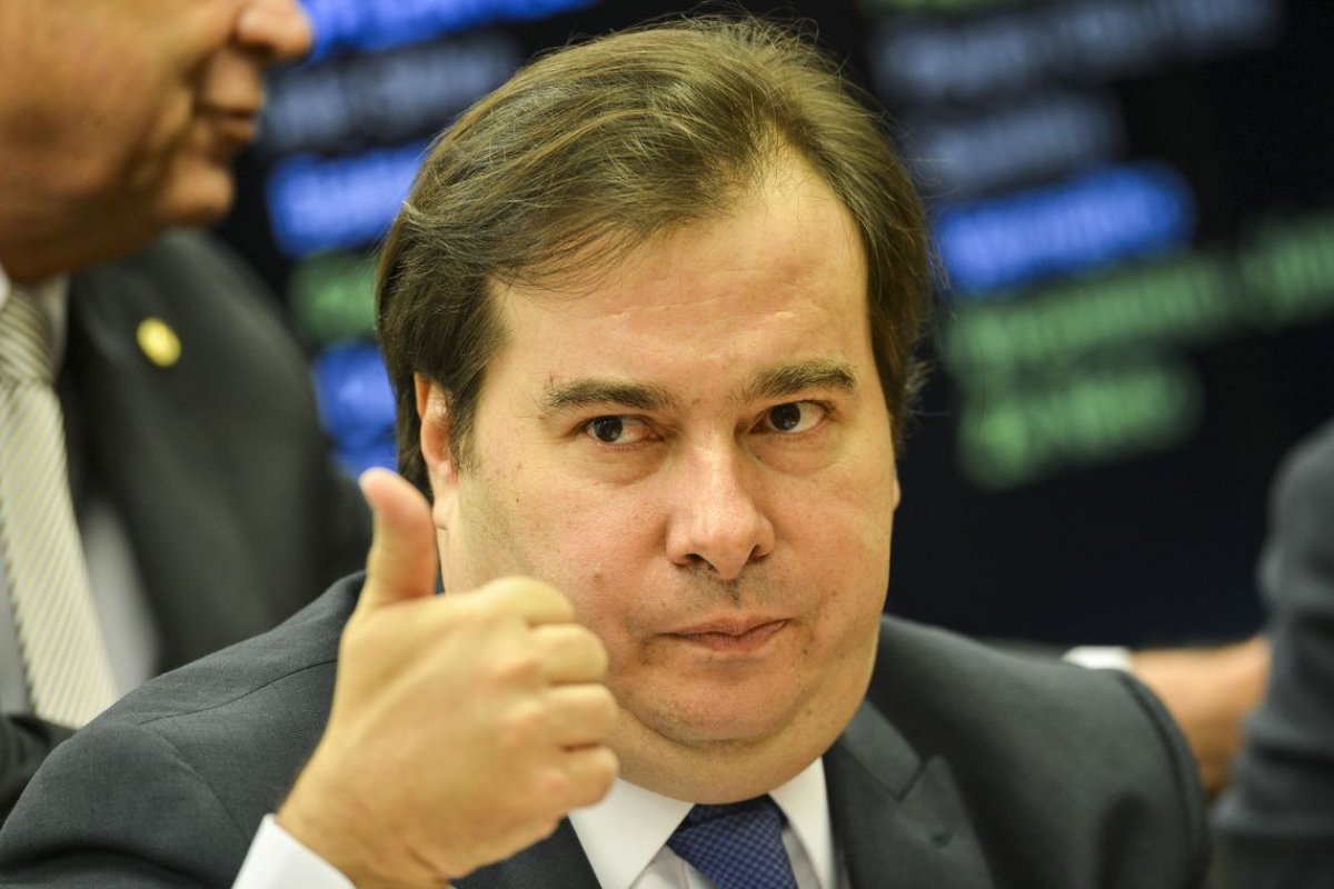Pacote anticrime: Presidente da Câmara deixa função para votar contra Moro