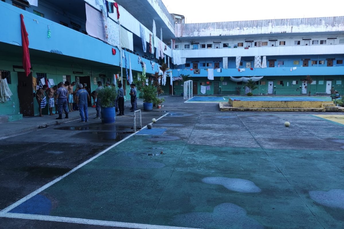  71 celulares, drogas e palmatória são apreendidos durante operação em presídio de Salvador