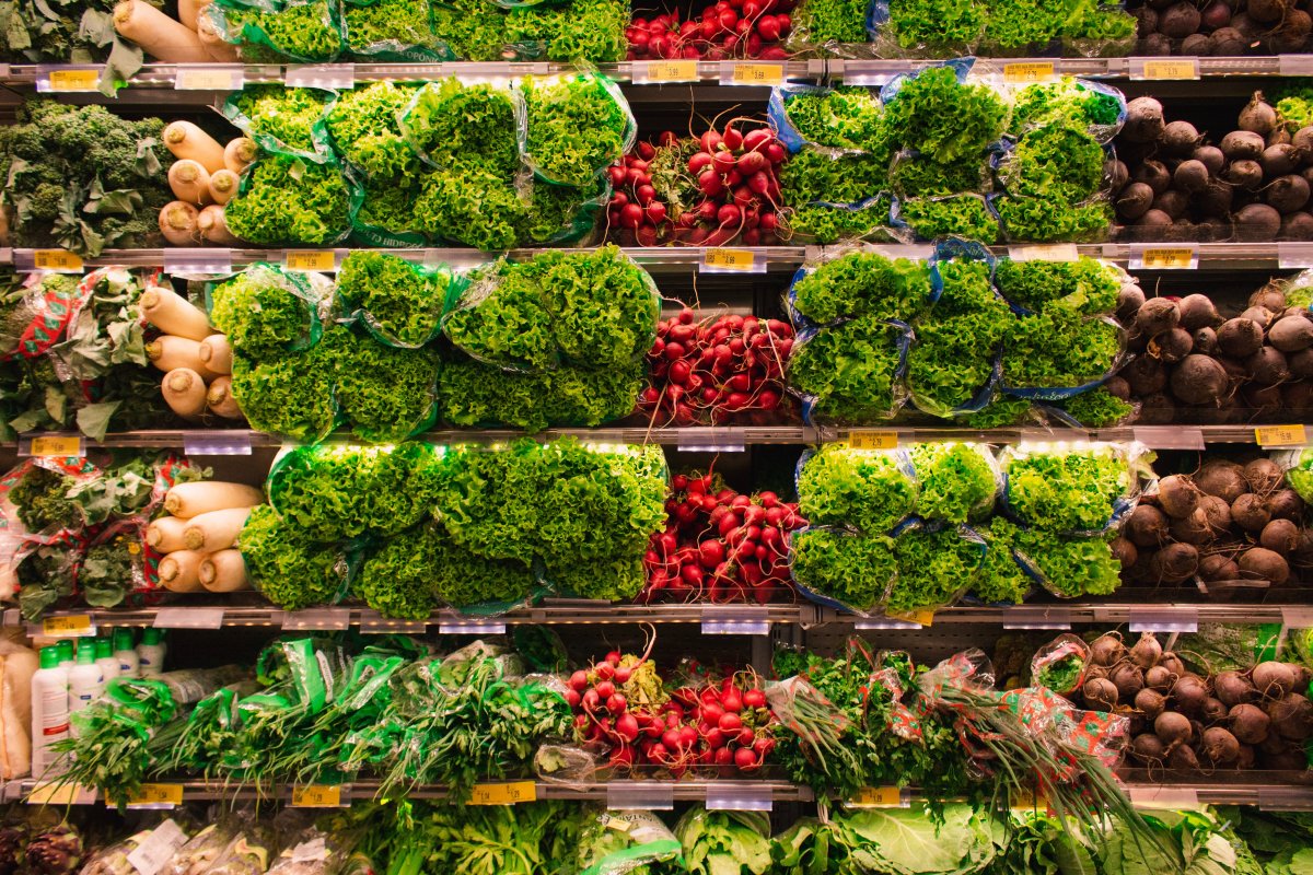 Gasto médio do brasileiro com alimentação é metade de um salário mínimo; saiba como economizar nas compras!