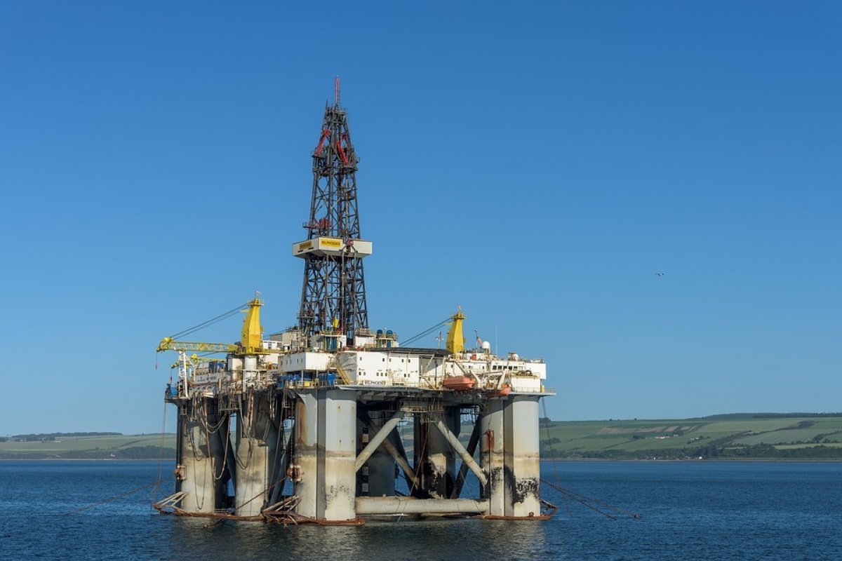 Petróleo opera em forte alta após anúncio de corte da Opep+