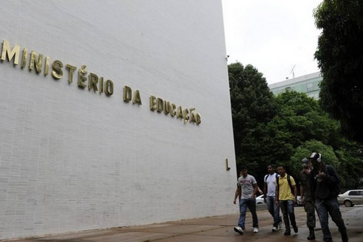 MEC deve suspender cronograma de implementação do novo ensino médio