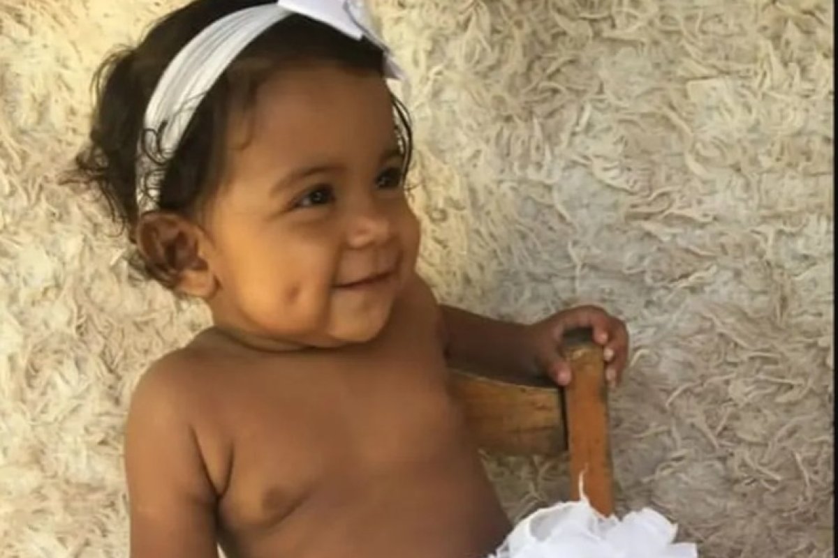 Bebê de um ano morre após ser atropelada por van escolar na Bahia