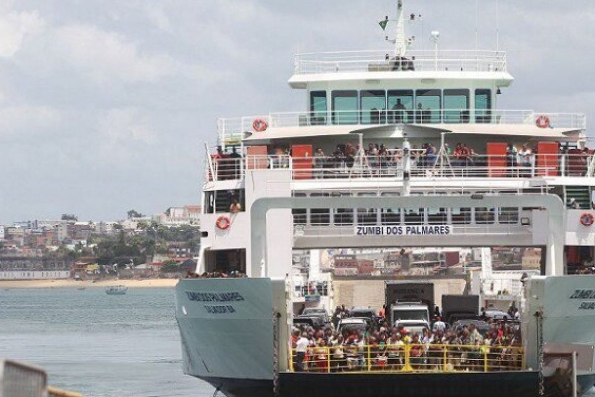 Ferry-boat registra movimento intenso de saída de Salvador nesta Sexta-Feira Santa 
