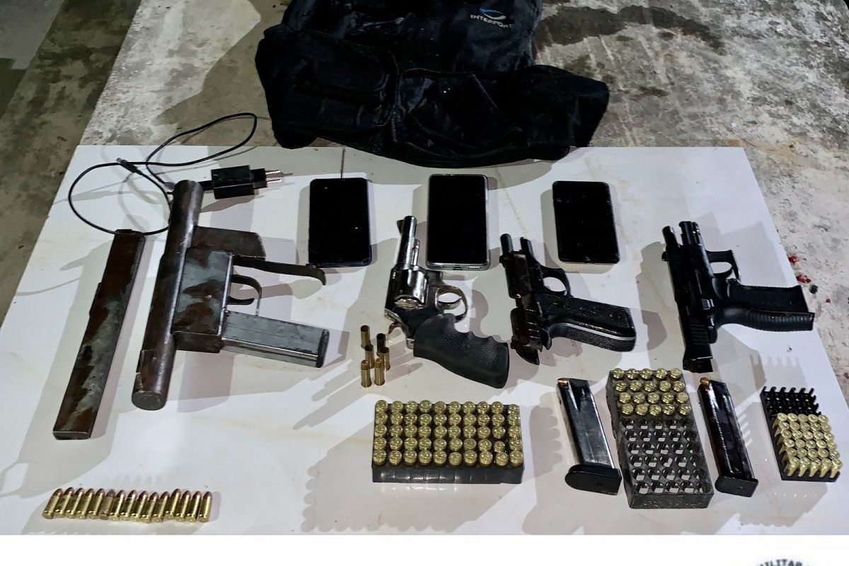 Polícia apreende submetralhadora e pistolas com grupo criminoso em operação