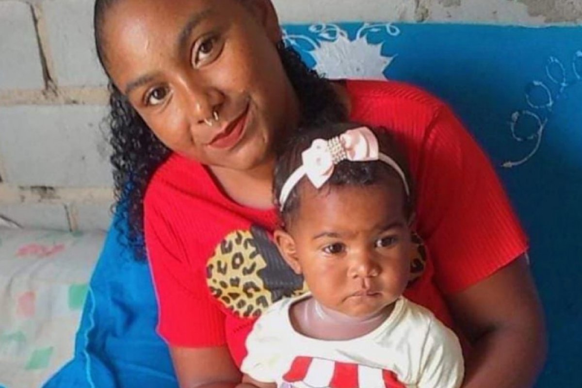 Criança de um ano baleada no colo da mãe morre em interior da Bahia