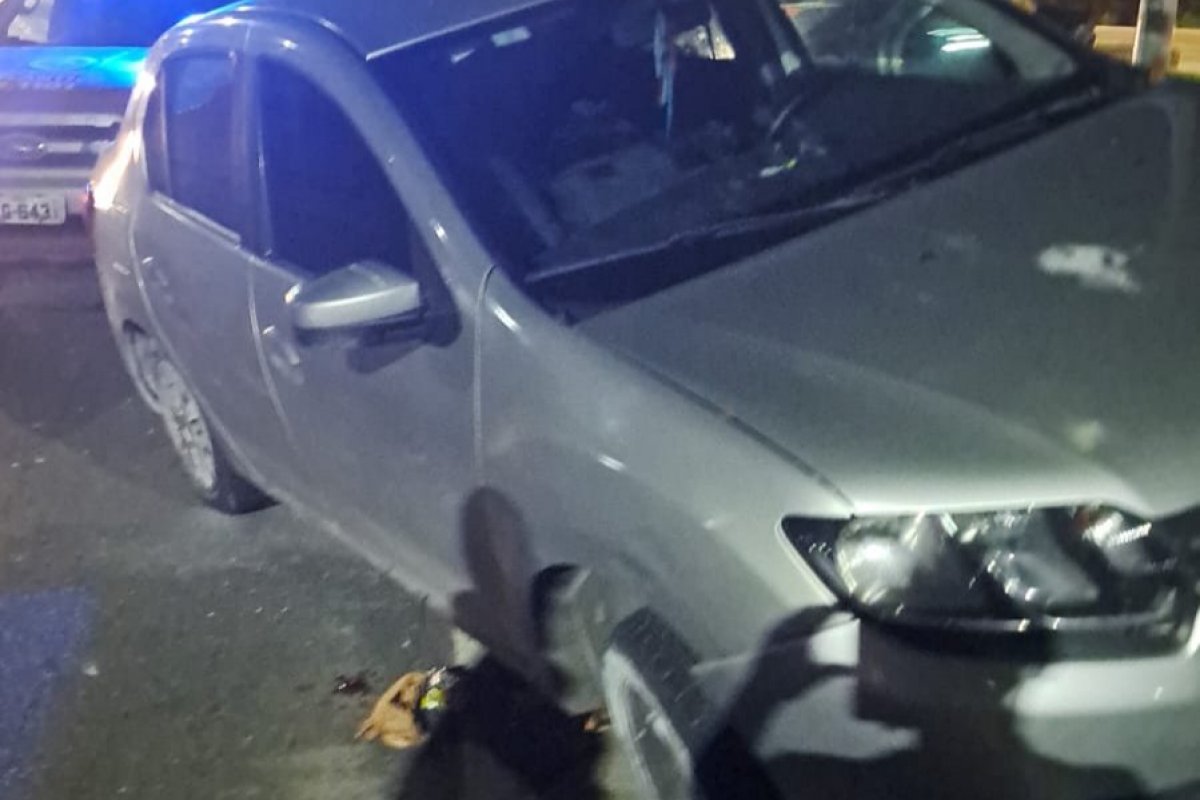 Trio suspeito de diversos roubos em Salvador bate carro e fica ferido em troca de tiros com a Rondesp
