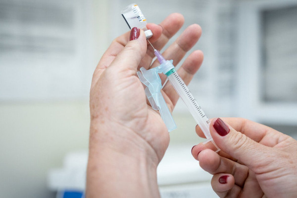 Saúde pede que grupos prioritários que receberam AstraZeneca tomem vacina bivalente