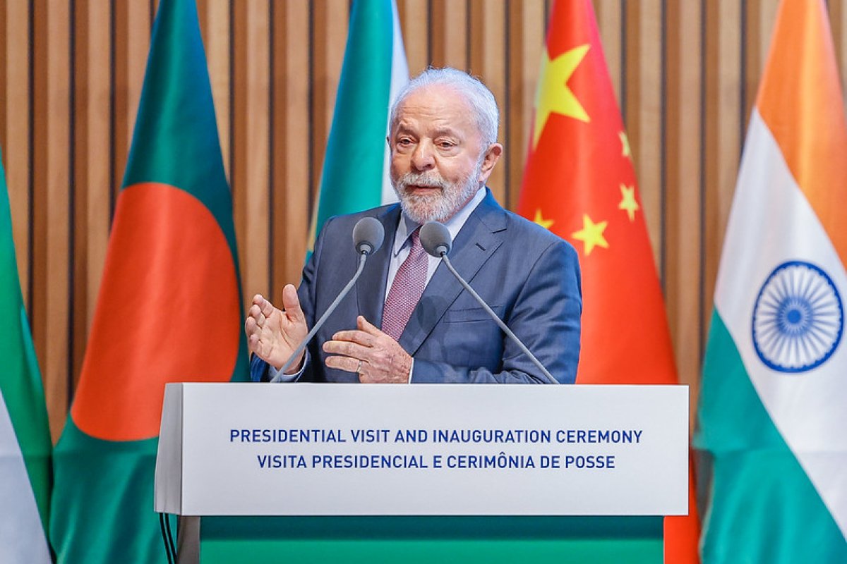 Lula defende usar Banco do Brics para contornar dólar no comércio internacional