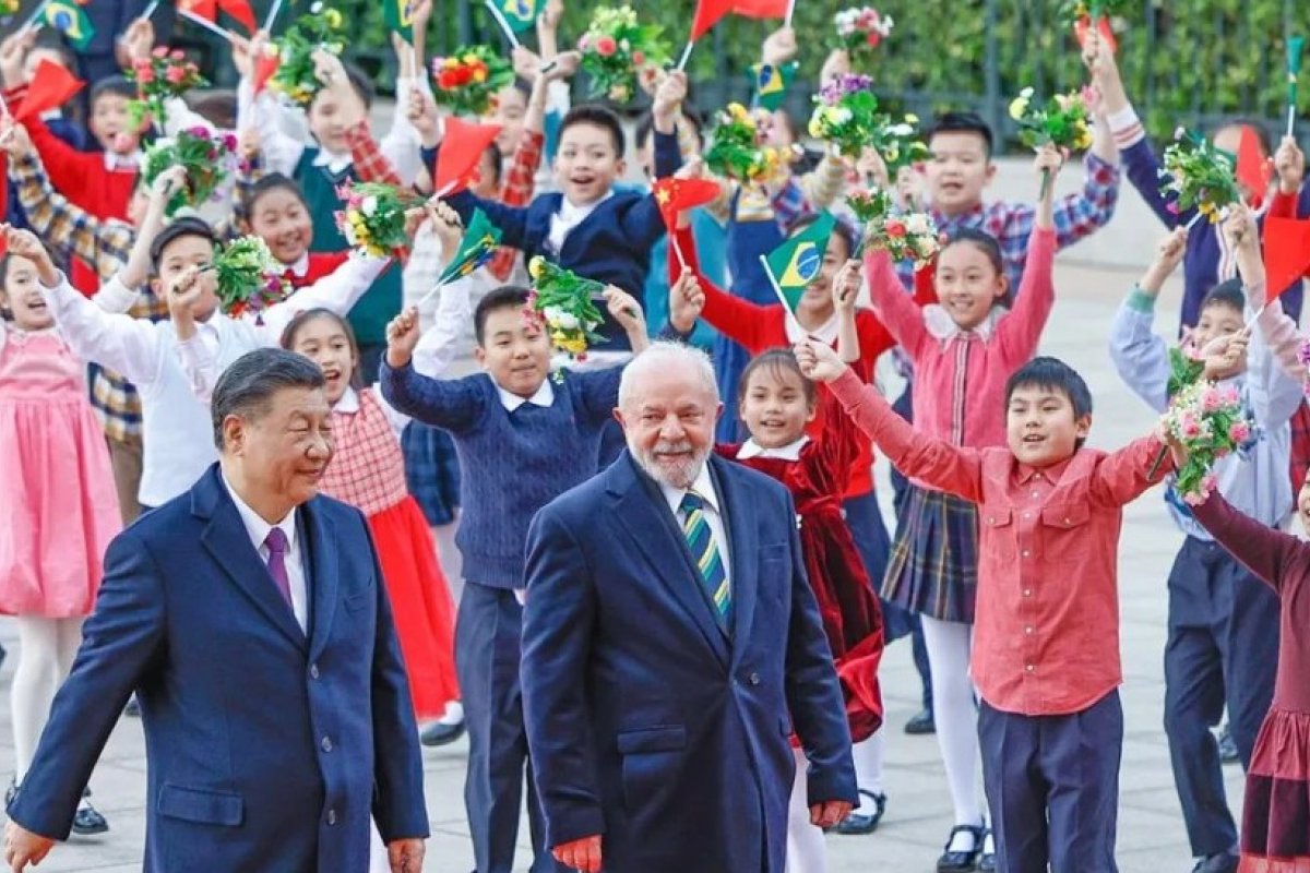 Lula é recebido pelo presidente da China e juntos devem assinar 15 acordos comerciais 