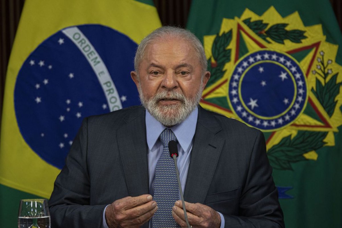 Lula visita os Emirados Árabes Unidos neste sábado (15)