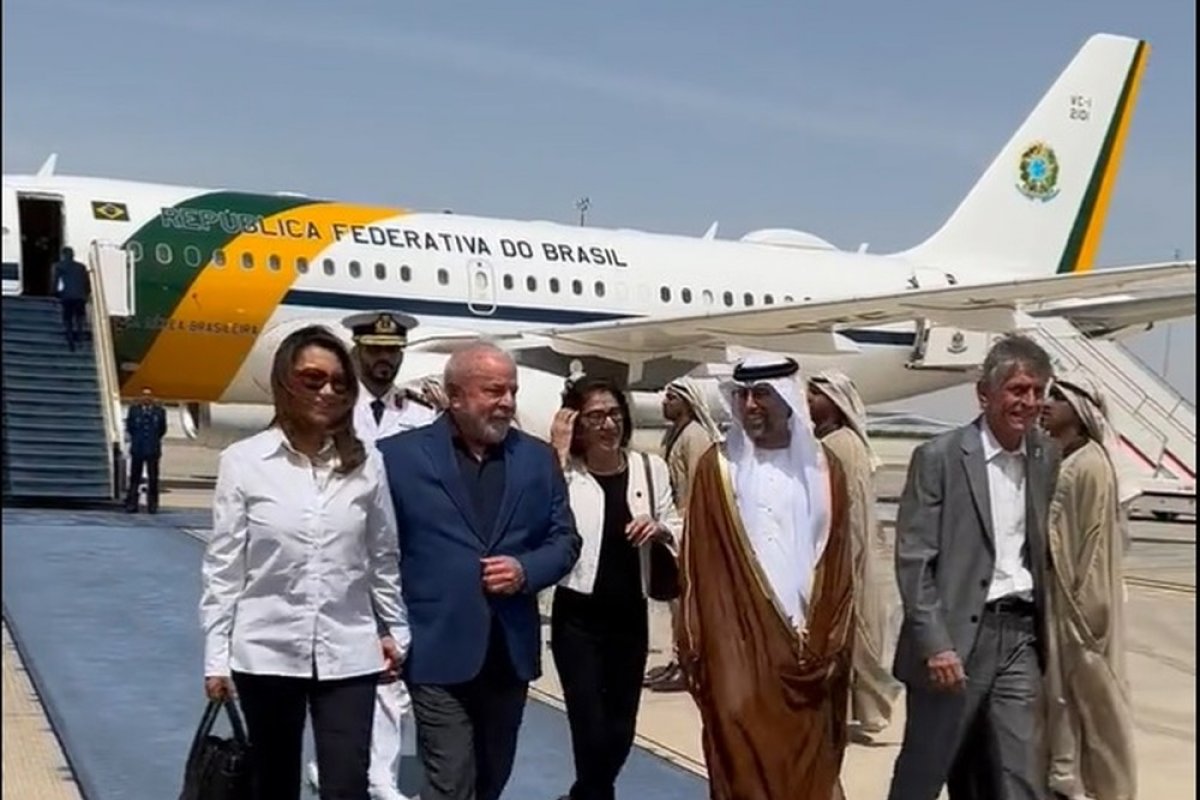 Lula desembarca nos Emirados Árabes para encontro com presidente Mohammed bin Zayed
