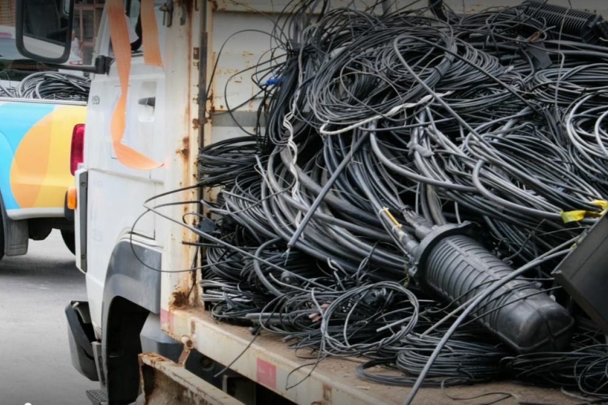 Neoenergia Coelba remove 65 toneladas de cabos irregulares na Bahia