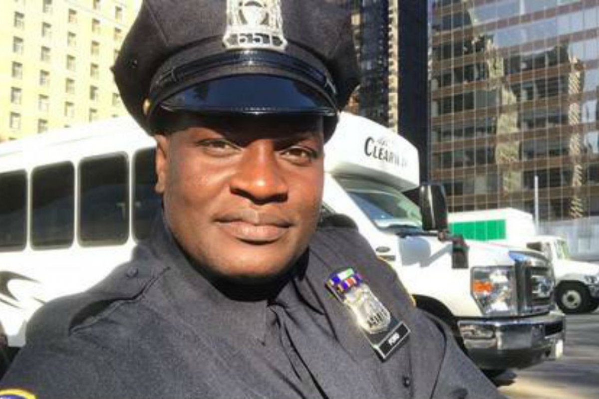 Jacaré, ex-dançarino do  É o Tchan!, aparece fardado como policial no Canadá