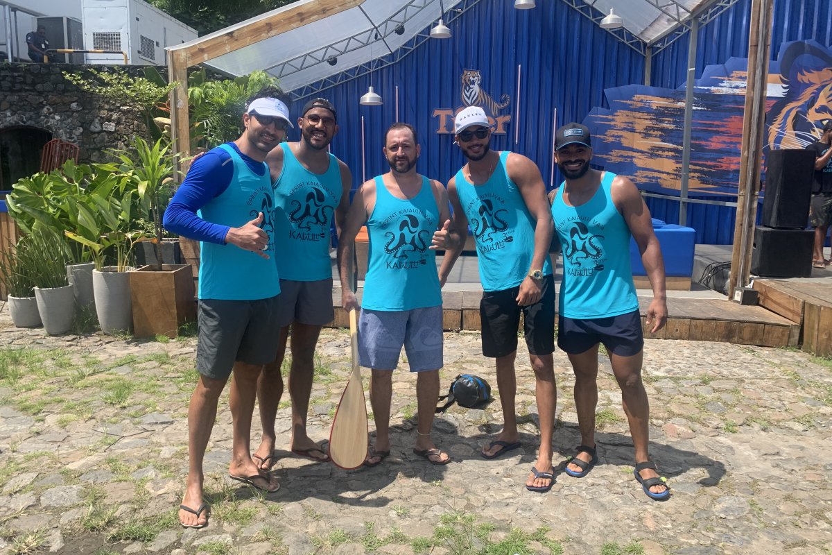 Competição de canoa havaiana promove esporte e diversão na Praia do MAM! 