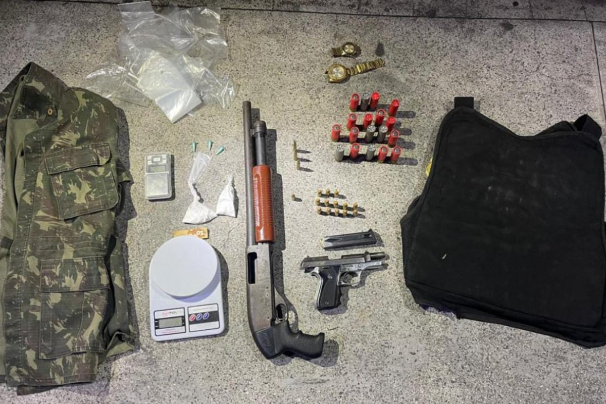 Polícia flagra casal de traficantes com espingarda e pistola no Arenoso, em Salvador 