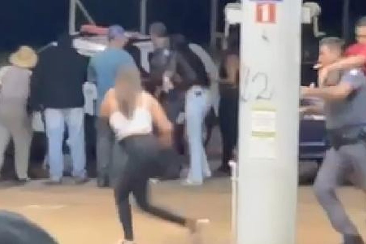 Dupla flagrada espancando policiais é solta após audiência de custódia