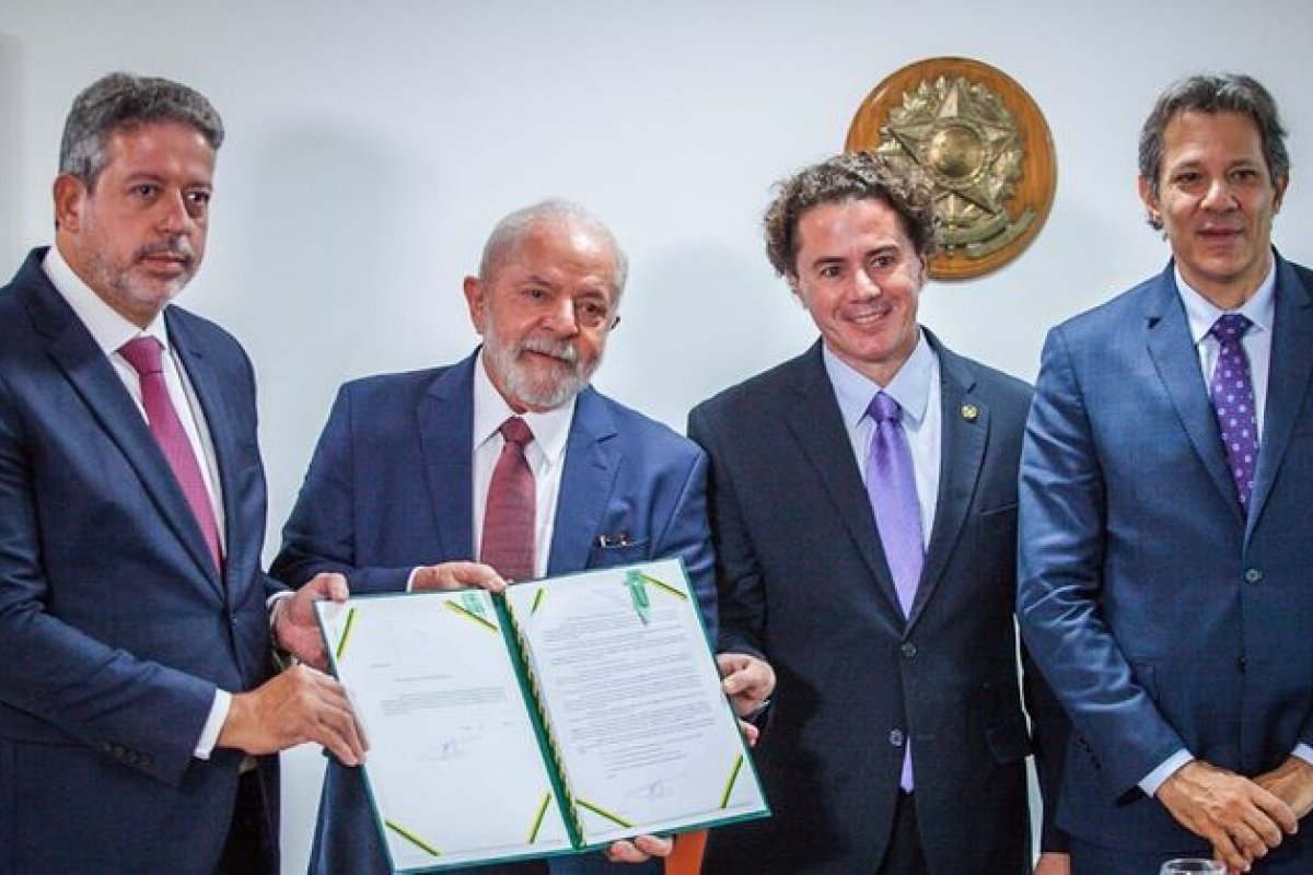 Lula e Haddad entregam projeto de novo arcabouço fiscal ao Congresso