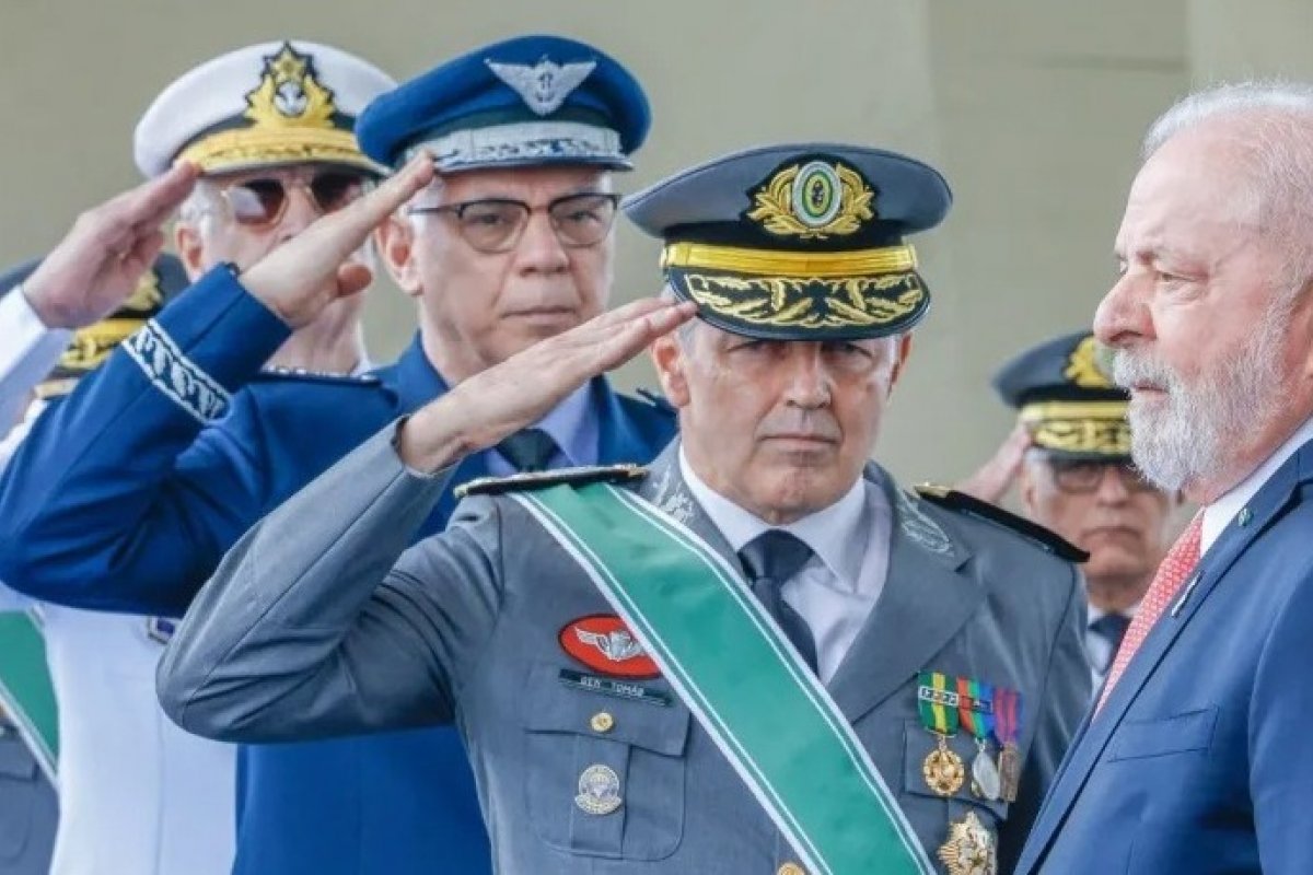 Comandante do Exército defende democracia e pede respeito à Constituição em cerimônia com Lula