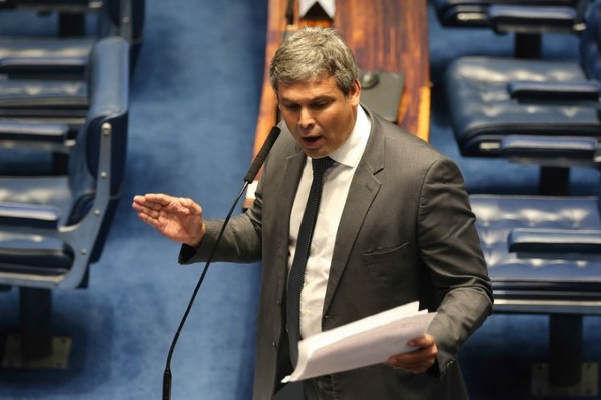 Lindbergh afirma que aliados de Lula vão tentar ter maioria na CPI mista sobre 8 e Janeiro