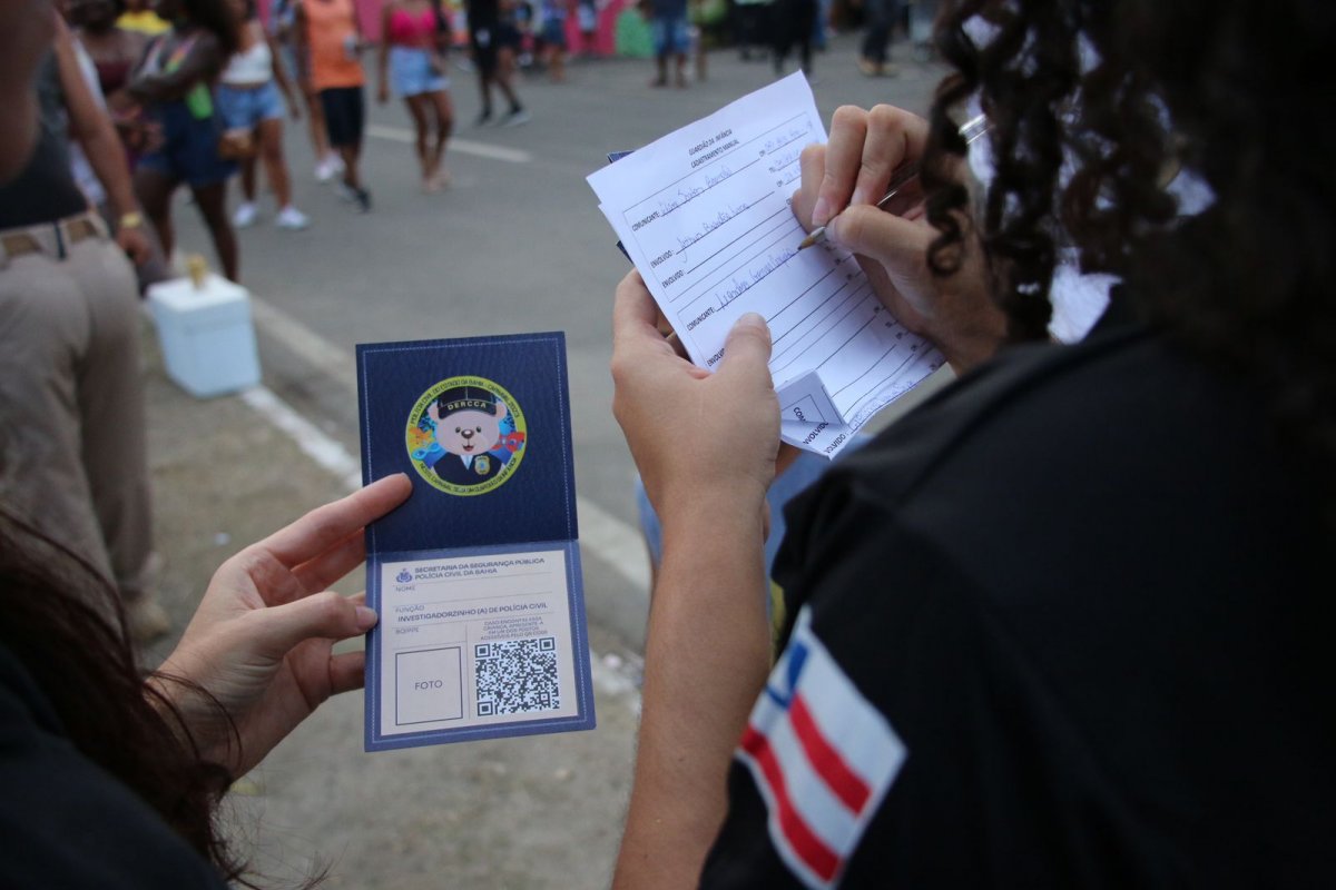 Derrca orienta pais sobre cuidado com crianças na Micareta de Feira de Santana 