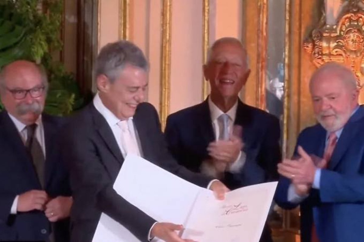 Lula afirma que entrega do prêmio Camões para Chico Buarque é 'uma vitória para a democracia'