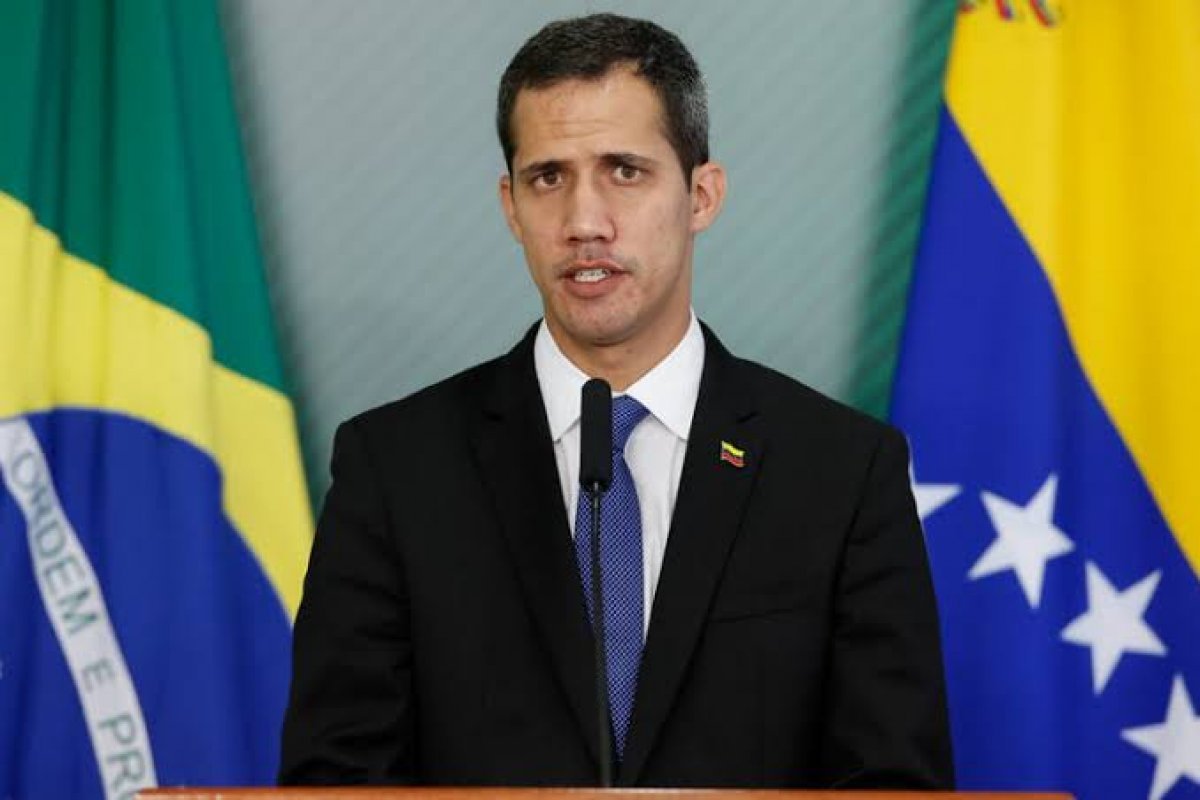 Guaidó entra a pé na Colômbia para participar de reunião sobre Venezuela