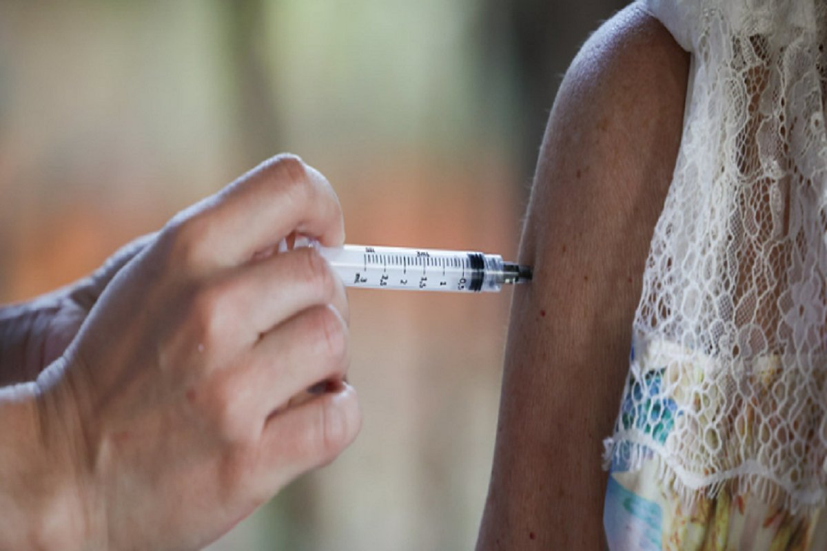 Vacinação com dose de reforço bivalente é ampliada para toda população acima de 18 anos