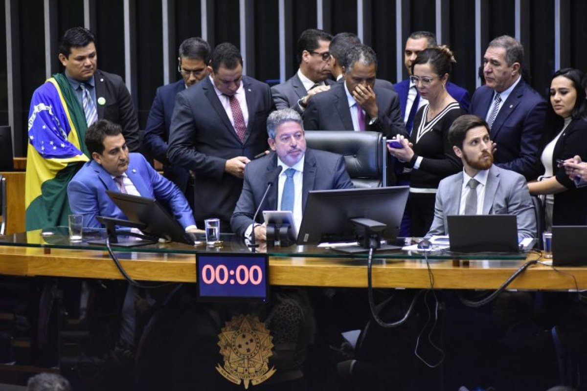Projeto das fake news tem urgência aprovada e será votada em plenário na próxima terça (2)  
