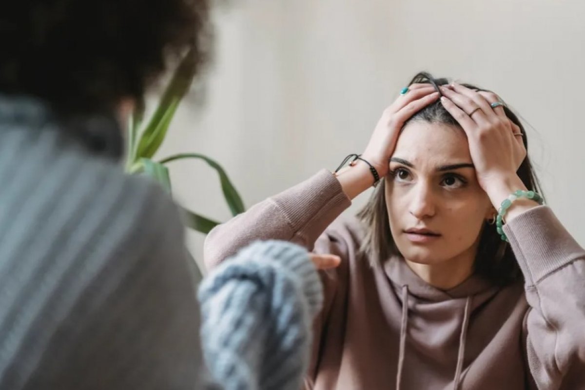 Mulher é relata que pais querem que ela adote filho  fruto de relacionamento do ex-noivo com irmã