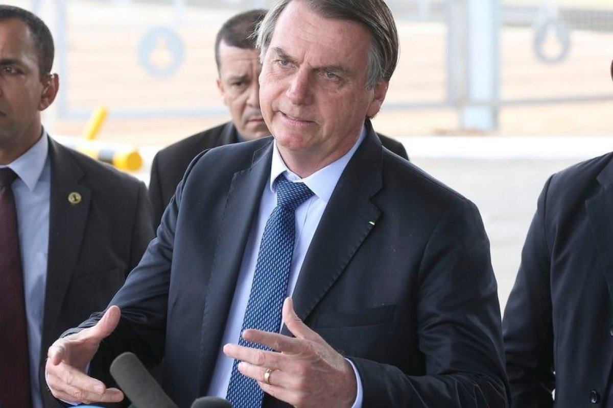 Defesa de Bolsonaro alega efeito de remédios em compartilhamento com informações falsas sobre eleições