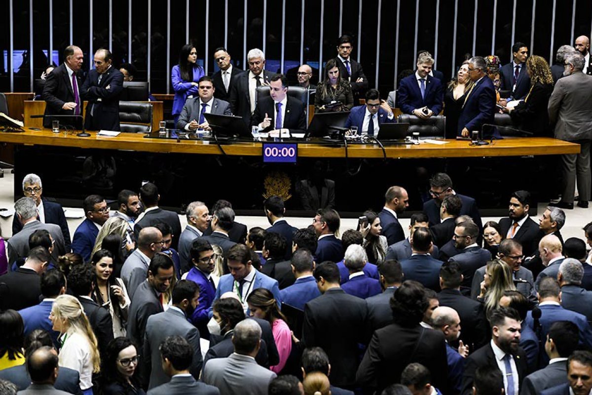Congresso derruba veto de Bolsonaro e retoma dedução de IR para doações