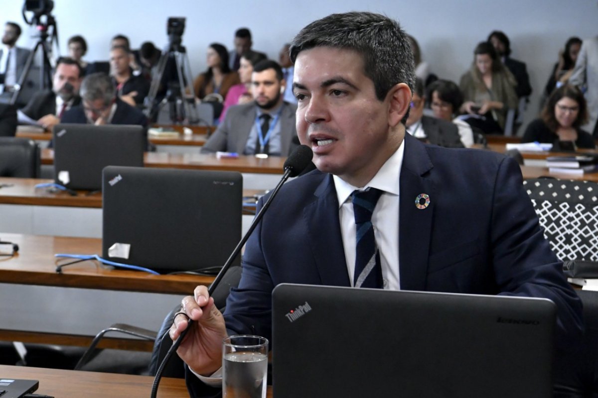 Randolfe afirma que ex-ministro do GSI vai à CPMI na condição de vítima