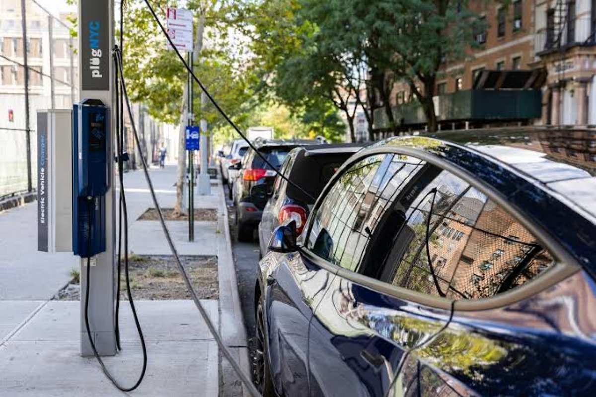 Instalação de pontos de carga de carros elétricos requer US$ 1,2 trilhao em investimentos 