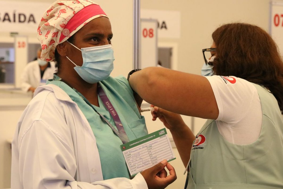 Vacina BCG não protege profissional de saúde de covid-19, diz estudo