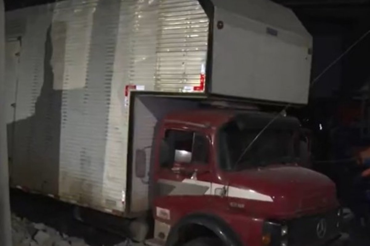 Caminhão atinge cerca de cinco carros, invade galpão e deixa idoso ferido