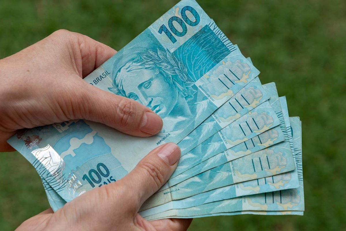 Nova política de reajuste pode elevar salário mínimo para R$ 1.430 em 2024