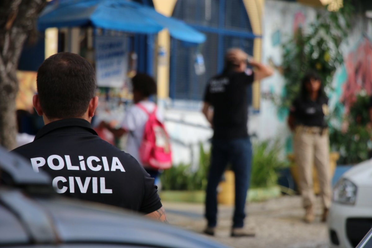 Polícia prende homem que escondeu faca e machadinha dentro de escola