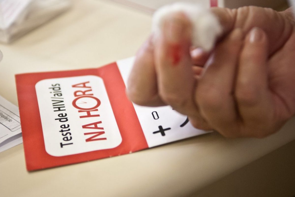 Medicamento contra o HIV pode desacelerar quadros de demência