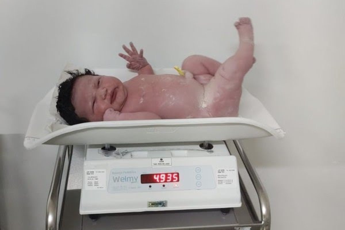 Bebê nasce com 53 cm, quase 5 kg e enxoval precisa ser renovado 