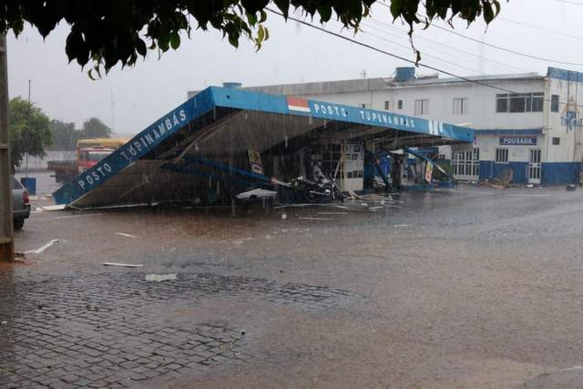 Cobertura de posto desaba em cidade no sul da Bahia após fortes chuvas