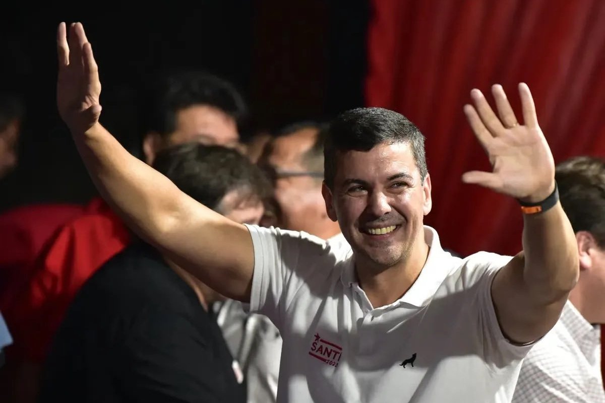 Santiago Peña é eleito presidente do Paraguai