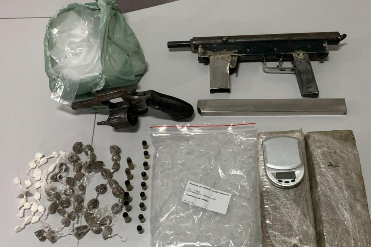 Dois homens morrem em confronto com a polícia e submetralhadora é apreendida