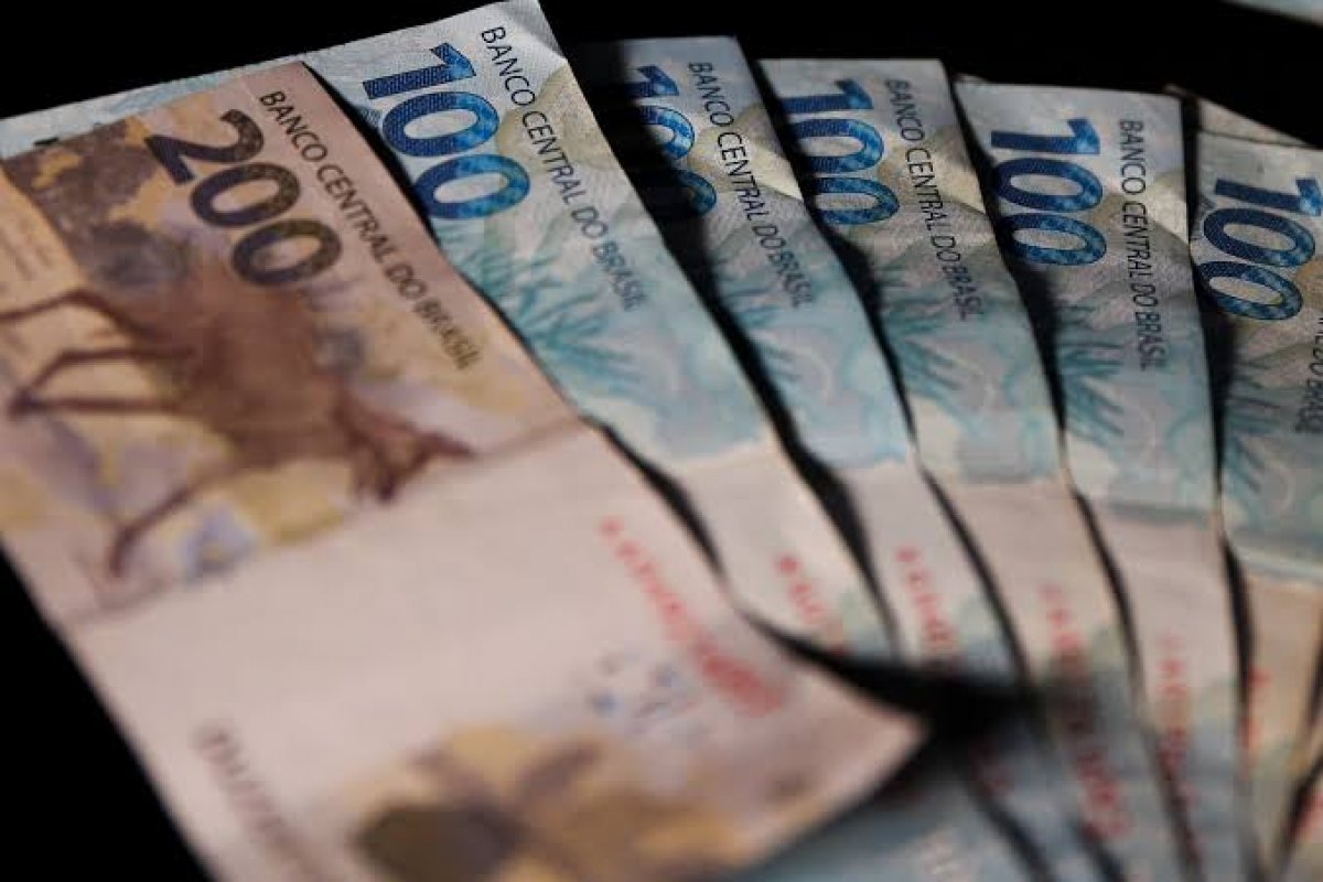 Salário do trabalhador brasileiro recua 6,19% em 2022, acima da média mundial, aponta Oxfam
