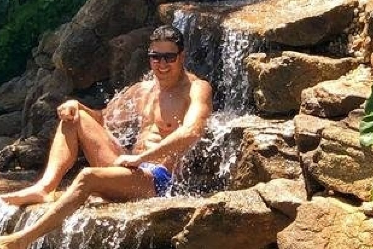 Quem pode, pode! Rodrigo Faro exibe corpão na cachoeira de sua mansão 