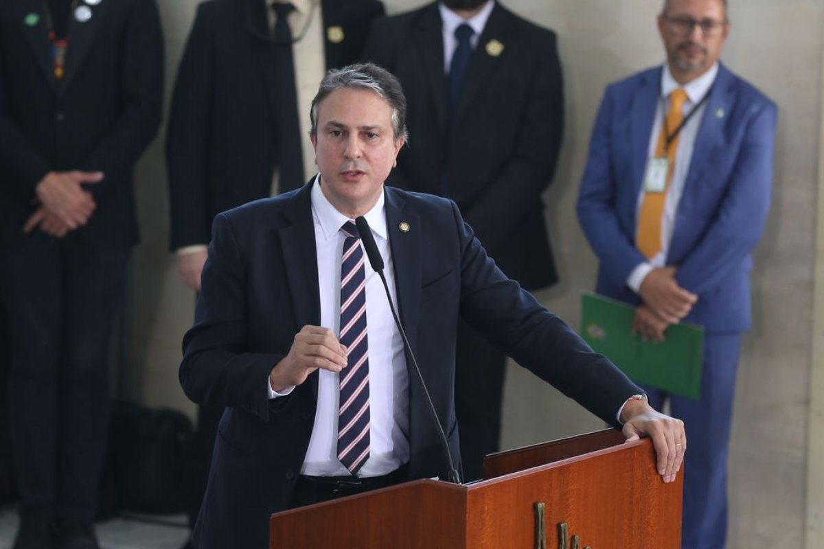 PL das Fake News ajudará a combater violência nas escolas, diz Camilo Santana